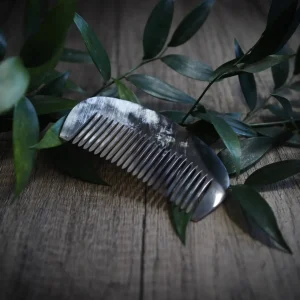 Kam i horn med bågformad kant